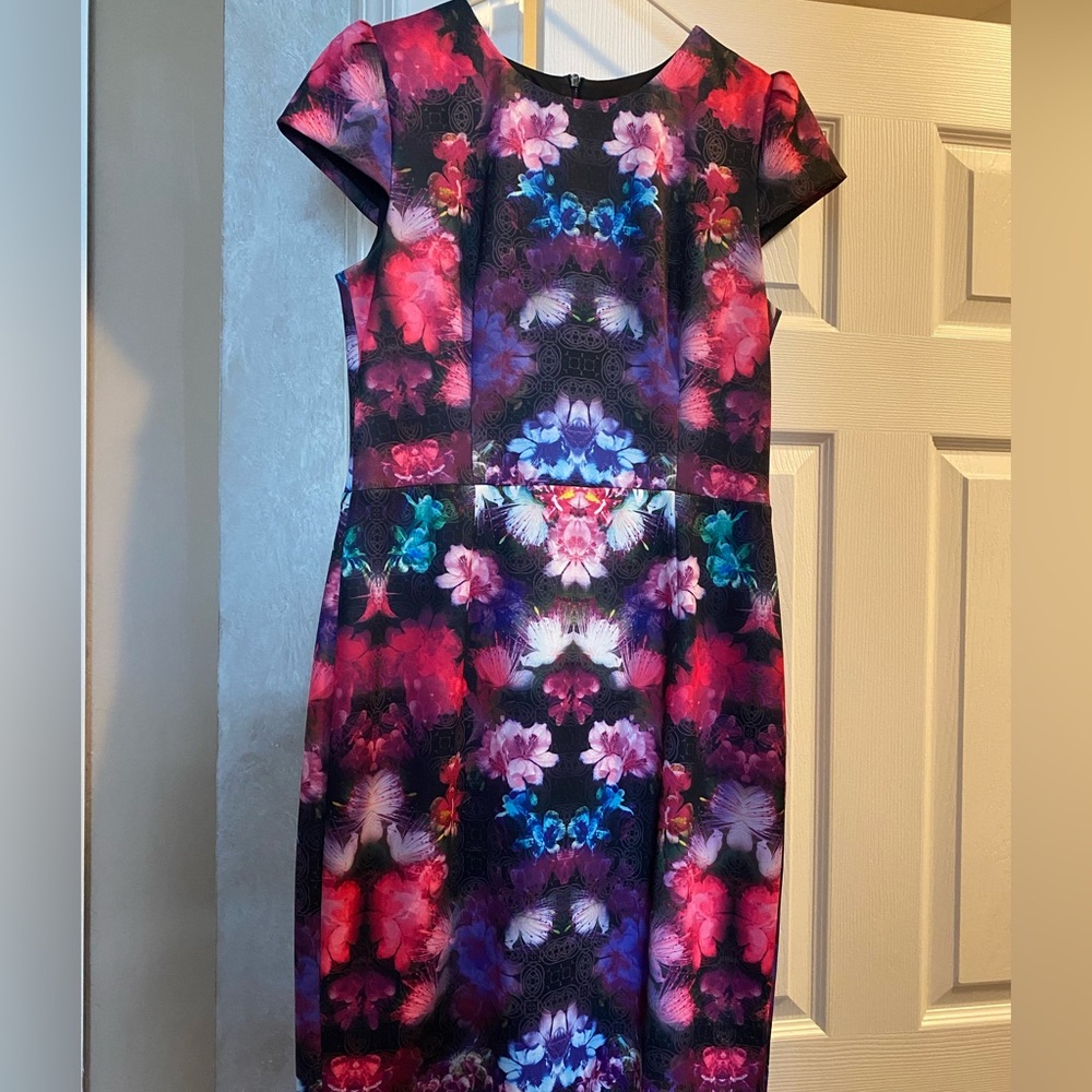Betsey Johnson floral sheath, knee length.
Great condition!
